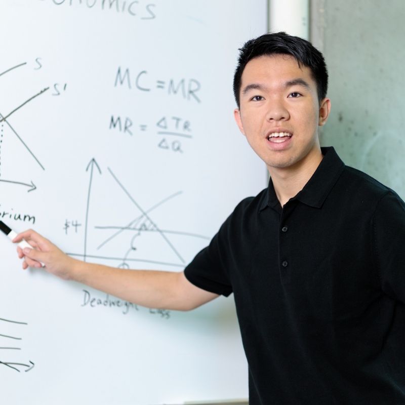 Interventionismus aufgrund vollen Vertrauens in den perfekten Markt – Volkswirtschaftslehre auf dem Weg in die Bedeutungslosigkeit